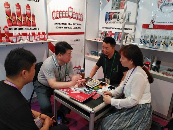 記襄陽商務(wù)局領(lǐng)導(dǎo)蒞臨我司廣交會(huì)展位